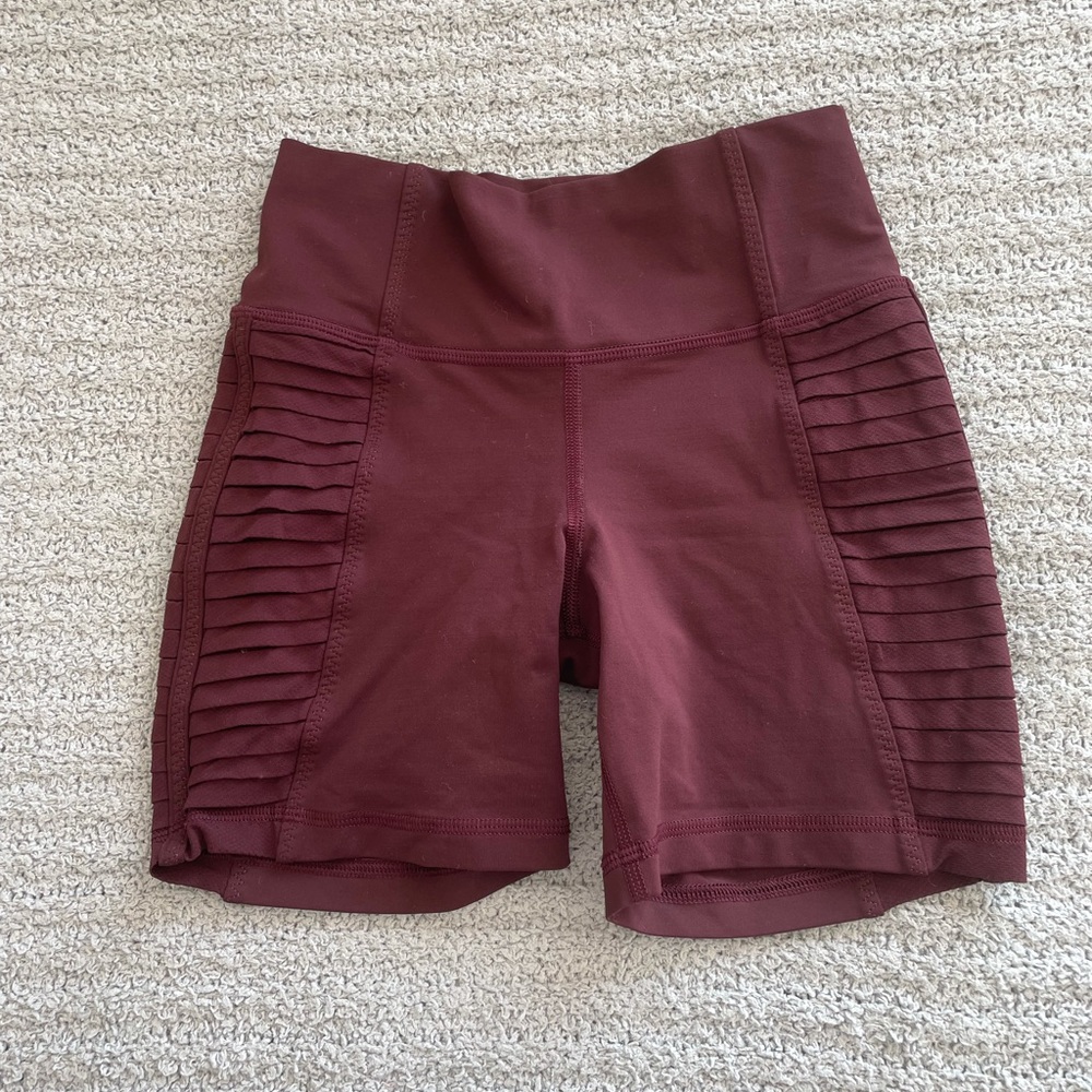red lululemon shorts ❤️❤️